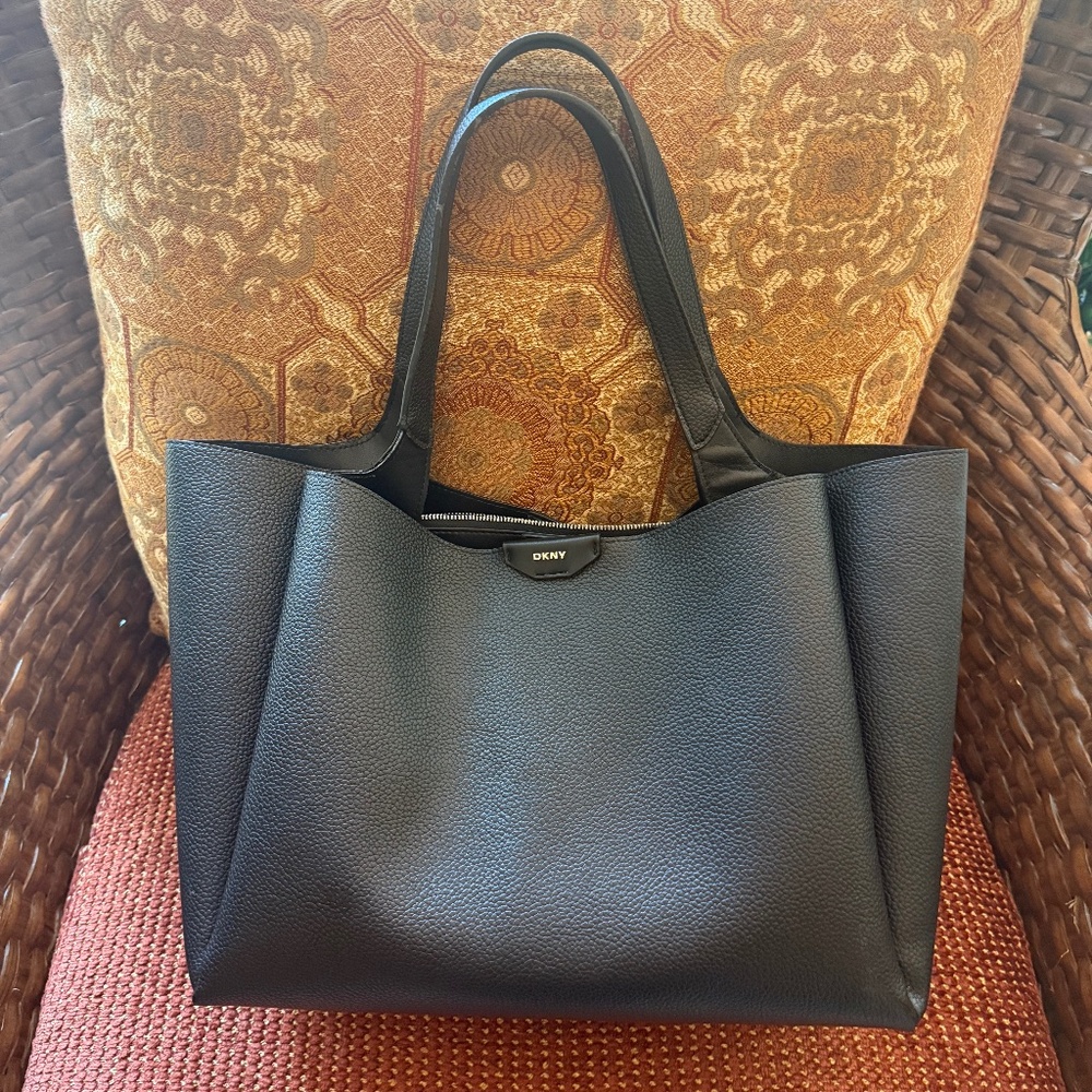 DKNY BLACK VEGAN LEATHER WILLA TOTE